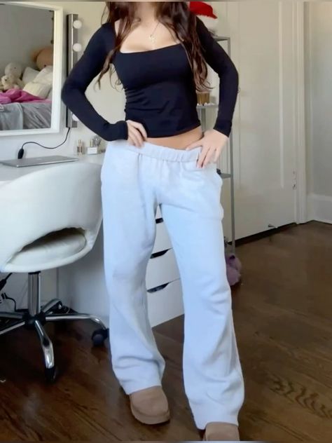 Cute trendy brandy sweatpants Straight Leg Sweats, School Code, Brandy Sweats, Brandy Outfits, Brandy Sweatpants, Cute Pyjamas, Outfits For Back To School, High School Ideas, School Fit Ideas