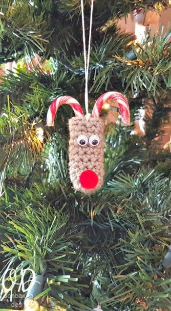 Reindeer Candy Cane Holder, Free Christmas Crochet, Candy Cane Holder, Reindeer Candy, Candy Cane Reindeer, Candy Cane Crafts, Crochet Christmas Wreath, Crochet Christmas Ornaments Free, Christmas Crochet Patterns Free