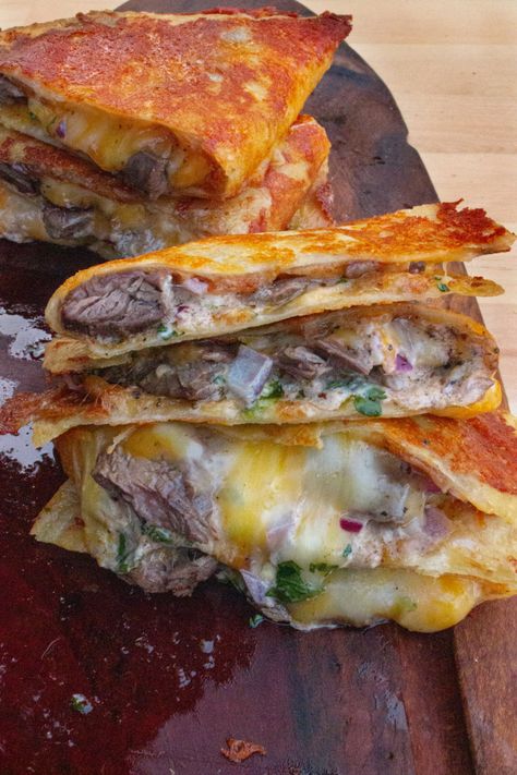 Grilled Steak Quesadilla, Quesadilla On Blackstone Griddle, Skirt Steak Quesadilla, Flank Steak Quesadilla, Best Steak Quesadilla Recipe, Over The Fire Cooking Recipes, Fire Cooking Ideas, Quesadilla Steak, Philly Cheesesteak Quesadilla