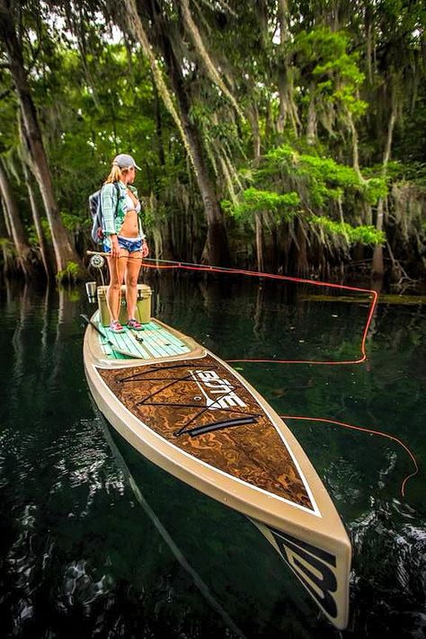 fly fishing women Roof Camping, Paddle Board Fishing, Fly Fishing Girls, Sup Fishing, Pesca In Mare, Camping Rv, Bowfishing, Sup Surf, Wood Boats