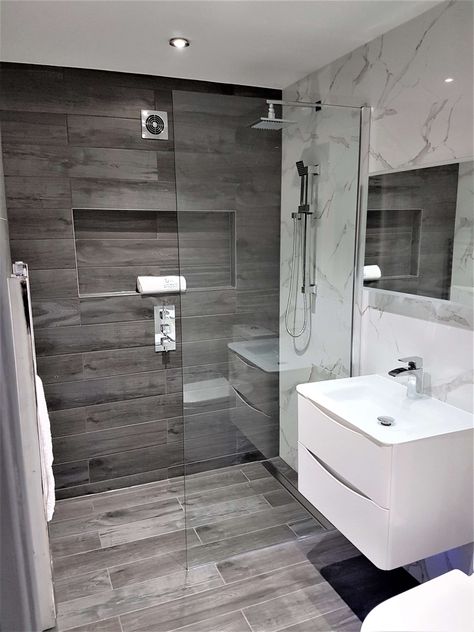 nicegallery (35) Small Bathroom Vintage, Ensuite Bathroom Layout, Ensuit Bathroom, Ensuite Bathroom Ideas, Bathroom Color Ideas, Bathroom Ideas Modern Grey, Small Grey Bathrooms, Bathroom Inspo Interior Design, Bathroom Ideas With Bath