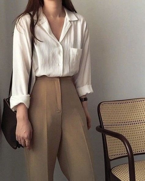 Journalist Outfits Women, Italian Street Style Women 2024, Light Academia Summer Outfits, Light Academia Fashion Summer, Professional Woman Aesthetic, Light Academia Summer Outfit, Korean Classy Outfits, Academia Aesthetic Outfit Summer, Academia Summer Outfit