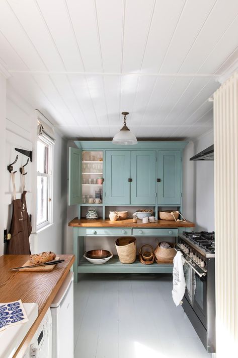 This 1830s fisherman's cottage met the brief for a family seeking a restful home on the English coast. Step inside. Seaside Cottage Kitchen, English Seaside Cottage, Seaside Cottage Exterior, Annex Kitchen, Seaside Cottage Interior, Hanging Bedside Lights, Seaside Cottages, Wellness Room, British House