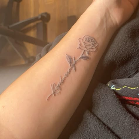 Tattoo, Rose, Last Name Tattoo, Inspo, Aesthetic, Tatted Name Design For Tattoo, Rose Words Tattoo, Writing With Flower Tattoo, Rose Into Name Tattoo, Tattoos With Last Name, Name Tattoos Aesthetic, Tattoo Ideas Of Names, Rose Signature Tattoo, Rose With Name Tattoo Design