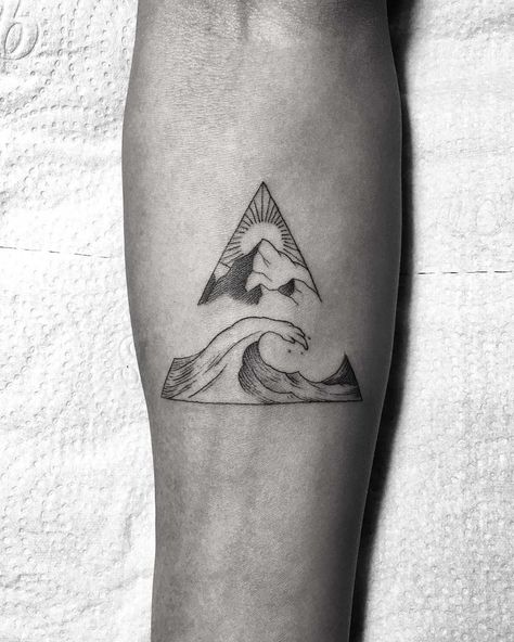 Wave and mountain in a triangle tattooed on the right forearm Mountain And Beach Tattoo Ideas, Beach Triangle Tattoo, Triangle Mountain Tattoo, Moutain Tattoos, Tatuagem Masculina Pequena, Small Forearm Tattoos, Triangle Tattoos, Sibling Tattoos, Ocean Tattoos