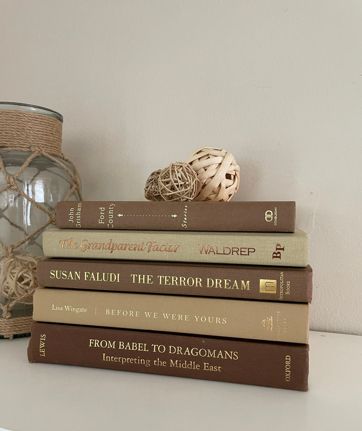 Books On A Shelf Aesthetic, Be The Best You Can Be, Pale Brown Aesthetic, White Books Aesthetic, Book Shelf Inspiration, Warm Aesthetic Brown, White And Brown Aesthetic, Aesthetic Book Cover, Reading Images