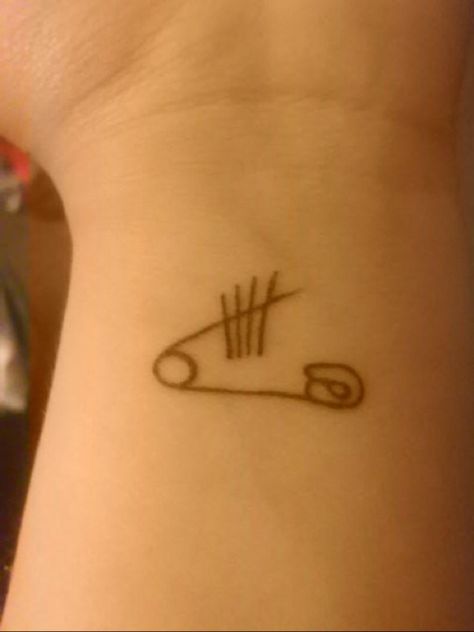 5 seconds of summer safety pin tattoo, this is cute Pin Tattoo Ideas, 5 Seconds Of Summer Tattoo, Summer Tattoo Ideas, 5sos Tattoo, Safety Pin Tattoo, Pin Tattoo, 5sos Ashton, Summer Safety, Tattoo Time