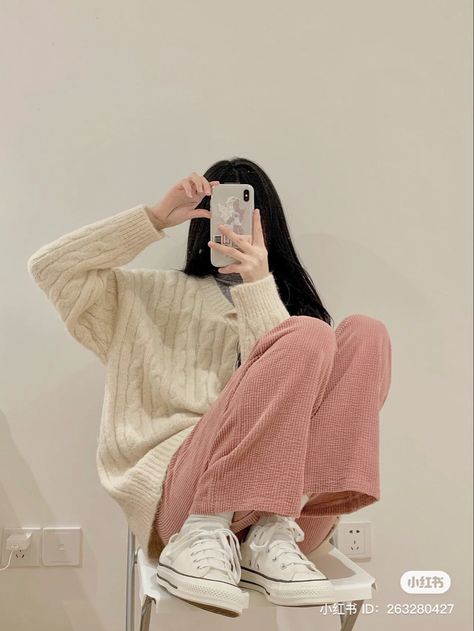 Pink And Cream Outfit Aesthetic, Pastel Converse Outfit, Korean Outfits Converse, Cute Comfy Outfits Korean, Warm Pink Outfits, Chinese Cute Outfits, Beige Pink Outfit, Pink Outfits Korean, Cream Converse Outfit