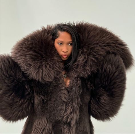 Black Women In Fur Coats, Thick Outfits, Coat Aesthetic, Brown Fur Coat, Brown Fur, Walk In Wardrobe, Cozy Vibes, Winter Fits, Photo Styling