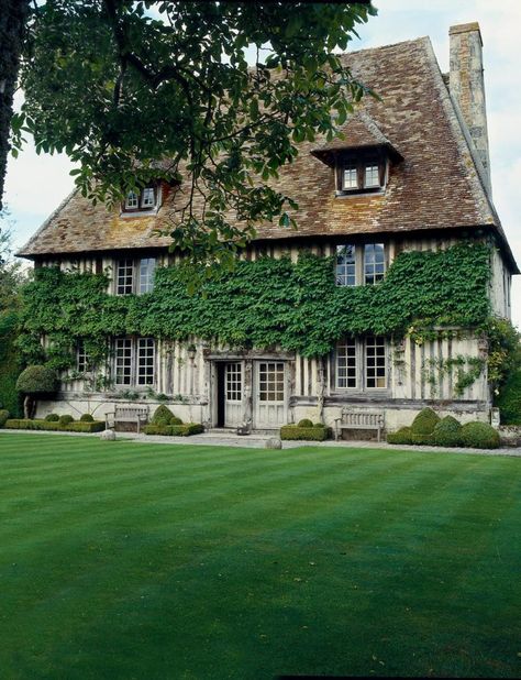 Ivy Covered House, Houses With Character, Architect Table, Formal Garden Design, English Country Style, British Garden, Country Retreat, Vernacular Architecture, Formal Gardens