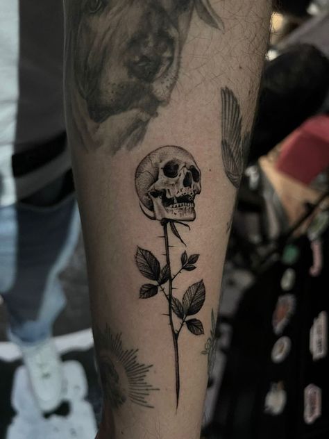 Skull And Stars Tattoo Design, Creepy Skull Tattoo, Small Skull Tattoos For Men, Minimal Skull Tattoo, Cute Filler Tattoos, Mini Skull Tattoo, Inverted Tattoo, Simple Skull Tattoo, Tattoo Ideas Skull