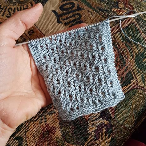 Miniature throw blanket #2 in progress! #miniature #miniatures  #miniatureknitting #dollhouseminiatures #dollhouse  #handmade #diy… Miniature Knitting, Knitting Paterns, Miniature Quilts, Diy Dollhouse, Fingerless Gloves, Arm Warmers, Dollhouse Miniatures, Crochet Top, Doll House