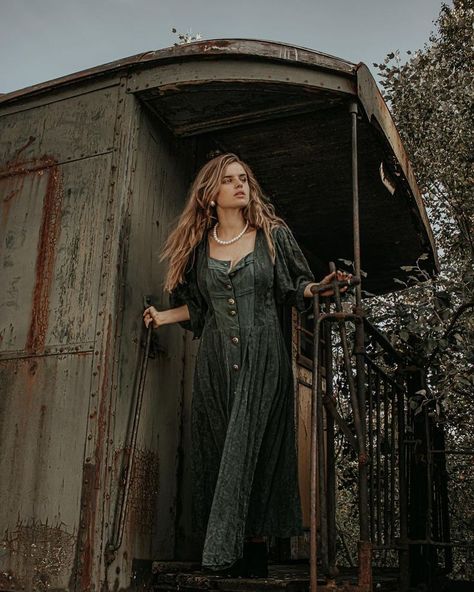 Senior Pictures Railroad Tracks, Railroad Senior Pictures, Railroad Photoshoot, Steampunk Photoshoot, Senior Photography Poses, Vintage Photoshoot, Creative Photoshoot Ideas, Train Photography, Photography Classes