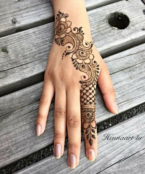 Mehndi Designs Very Simple, Latest Mehndi Designs 2022, Backhand Mehndi Designs, Mehndi Designs 2022, Beautiful Simple Mehndi Design, Simple Mehendi Designs, Henna Designs Wrist, Henna Inspired Tattoos, Henna Tattoo Hand