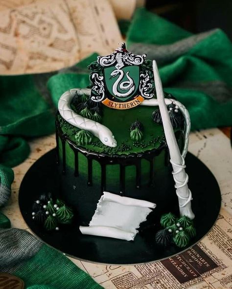 The Ultimate Harry Potter Wedding Guide With 100+ Ideas! Harry Potter Slytherin Birthday Cake, Harry Potter Cake Ideas Slytherin, Slytherin Wedding Cake, Slytherin Birthday Party Ideas, Draco Malfoy Cake, Slytherin Cake Ideas, Slytherin Birthday Cake, Harry Potter Cakes Birthday, Harry Potter Birthday Cakes