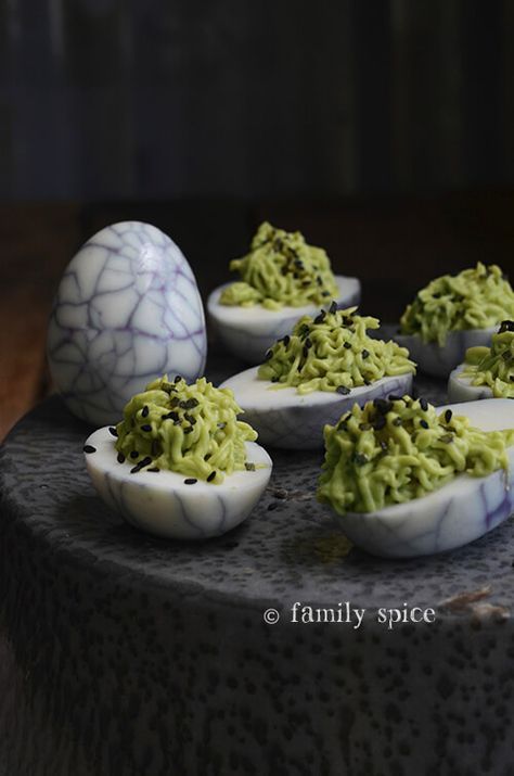 Spider Eggs: Avocado and Wasabi Deviled Eggs by FamilySpice.com Keto Reseptejä, Wasabi Deviled Eggs, Snack Halloween, Halloween Deviled Eggs, Scary Halloween Food, Devilled Eggs Recipe Best, Recetas Halloween, Avocado Dessert, Spooky Snacks