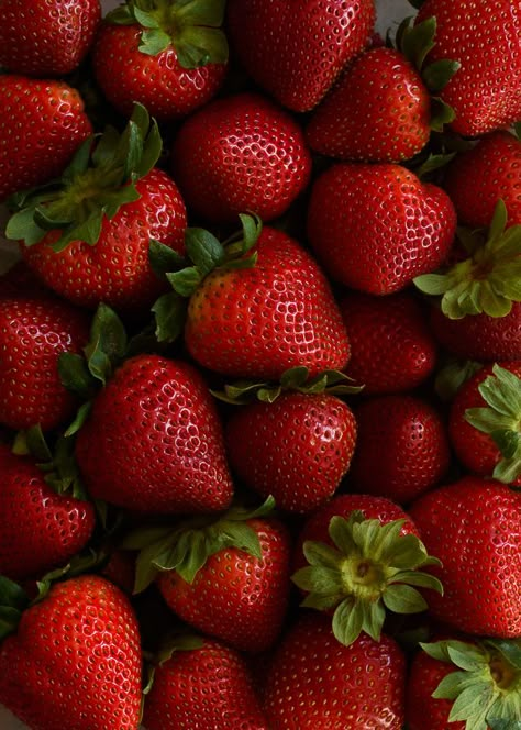 Roasted Strawberries, Chocolate Granola, Fruit Wallpaper, Strawberry Yogurt, Fruit Photography, Yogurt Bowl, Chocolate Coconut, Red Aesthetic, Pretty Food