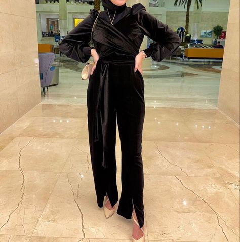 Winter Soiree Outfit, Soiree Blouses Hijab, Soiree Suits For Women, Soiree Jumpsuits For Hijab, Soiree Outfits For Hijab, Velvet Crop Top Outfit, Brithday Dress, Modest Stylish Outfits, Jumpsuit Outfit Wedding