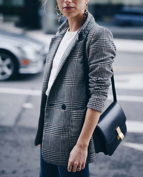 This Pin was discovered by maddy slatt. Discover (and save!) your own Pins on Pinterest. Diner Outfits, Casual Chique Stijl, Euro Chic, Minimalist Moda, Checkered Blazer, Style Désinvolte Chic, Check Blazer, Celeb Fashion, Style Casual Chic