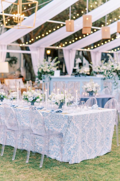 Elegant blue-patterned linens and chic decor elevate this outdoor reception to perfection. Reception Theme, Blue Wedding Receptions, Wedding Reception Themes, Charleston Sc Wedding, Yard Wedding, Outdoor Dinner, Blue Themed Wedding, Outdoor Reception, Blue Back