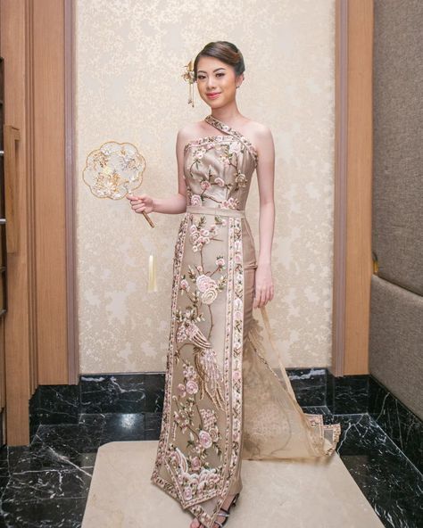 Cheongsam Rental (@shuang.couture) • Instagram photos and videos Pengantin Korea, Sangjit Dress, Cheongsam Gown, Traditional Asian Dress, Qi Pao, Dreamy Gowns, Alternative Wedding Dresses, Cheongsam Dress, Instagram Look