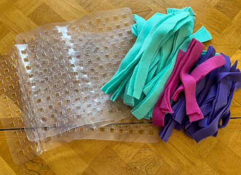 Dog Treat Mat Diy, Sniffle Mat Dog Diy, Fleece Cat Toys Diy, Diy Snuffle Mat For Cats, Diy Sniff Mat For Dogs, Dog Sniffing Mat Diy, Diy Snuffle Ball For Dogs, Diy Dog Snuffle Mat, How To Make A Snuffle Mat For Dogs