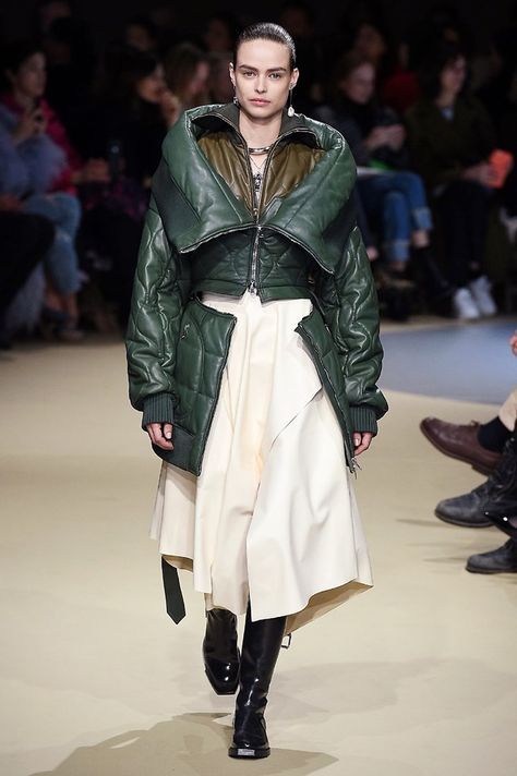 Puffy Jacket Women, Alexander Mcqueen Runway, 2018 Fashion Trends, Shiver Me Timbers, White Crown, Belle Silhouette, Coat Trends, Women Coat, Winter Outerwear