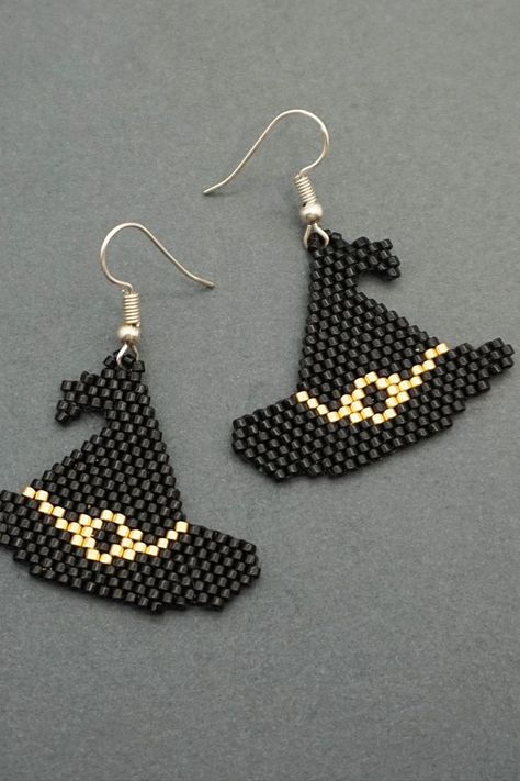 Halloween Beaded Jewelry, Witch Gifts, Seed Bead Crafts, Wizard Hat, Witch Earrings, Seed Bead Pattern, Japanese Beads, Motifs Perler, Beaded Earrings Tutorials