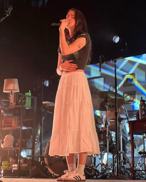 Gracie Abrams Skirt, Lizzy Mcalpine Style, Lizzy Mcalpine Concert Outfit Ideas, Lizzy Mcalpine Outfits, Gracie Abrams Concert Outfit Ideas, Lizzy Mcalpine Concert Outfit, Gracie Abrams Concert Outfits, Lizzy Mcalpine Concert, Lizzie Mcalpine