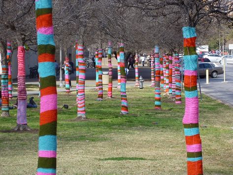 Street Art Utopia, Tree Sweater, Photo Greeting Cards, Tunisian Crochet, Recycled Crafts, Outdoor Art, Crochet Art, Land Art, Yarn Art