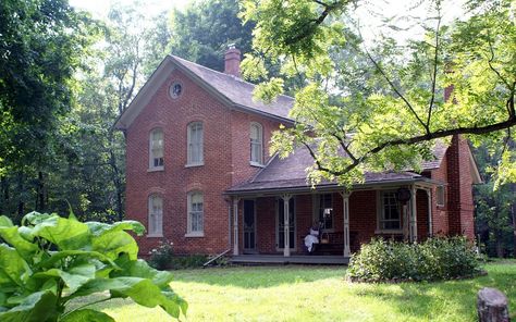 I want to find an old brick farmhouse... Old Brick Farmhouse, Old Brick Homes, Open Porch, Brick Farmhouse, Brick Homes, Kitchen Porch, Brick Houses, Dream Farmhouse, Farmhouse Architecture