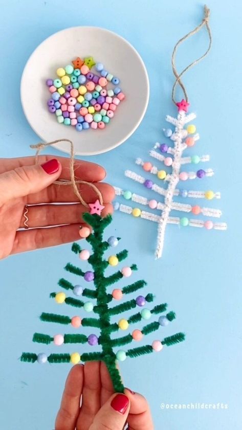 Christmas Tree Ornaments Ideas For Kids, Christmas Tree Pipe Cleaner Craft, Beaded Christmas Tree Diy, Arts And Crafts With Pipe Cleaners, Pipe Cleaner Christmas Tree Ornaments, Pipe Cleaner Xmas Tree, Christmas Craft With Pipe Cleaners, Diy Pipe Cleaner Christmas Tree, Child Christmas Crafts