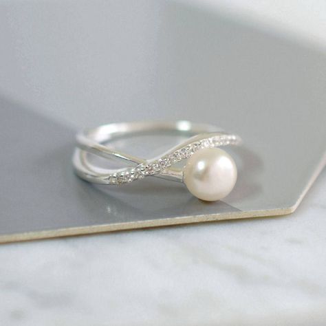 Pearl Ring Design, Delicate Gold Bracelet, Pearl Wedding Ring, White Pearl Ring, Silver Pearl Ring, Fancy Jewelry Necklace, Cute Engagement Rings, Silver Ring Designs, Freshwater Pearl Ring