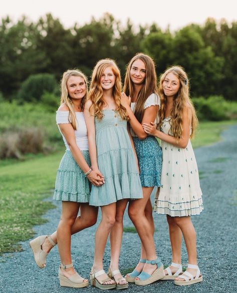 Four People Poses Friends, 3 Sisters Photoshoot Poses, Friend Photoshoot Group Photo Ideas, Sister Picture Poses, Trio Pics, Sister Pics, Dresses Photoshoot, Bff Photos, Group Picture Poses