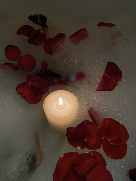 Rose Petals Bath, Rose Bath Aesthetic, Bathtub Decor Tub Surround, Juliana Core, Bubble Bath Aesthetic, Bath For Two, Burgundy Aesthetic, Romantic Bath, Rose Petal Bath