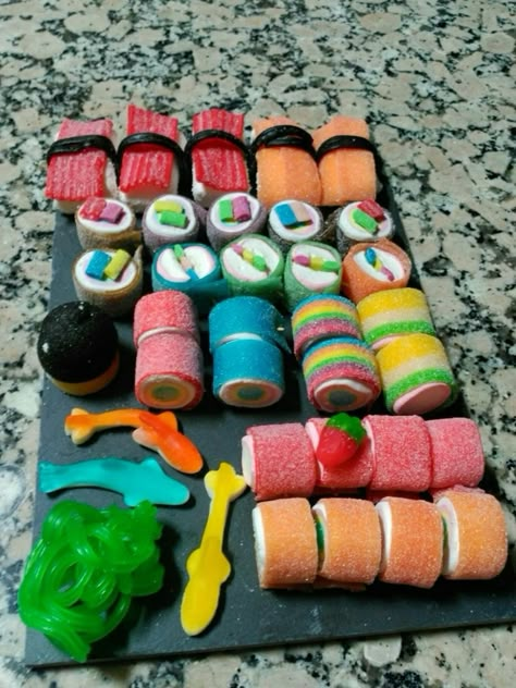 #süßigkeiten #sushi #ideas #besties Gummy Sushi, Sleepover Snacks, Candy Sushi, Dessert Sushi, Sushi Party, Vegetarian Thanksgiving, Thanksgiving Menu Ideas, Sleepover Food, Junk Food Snacks