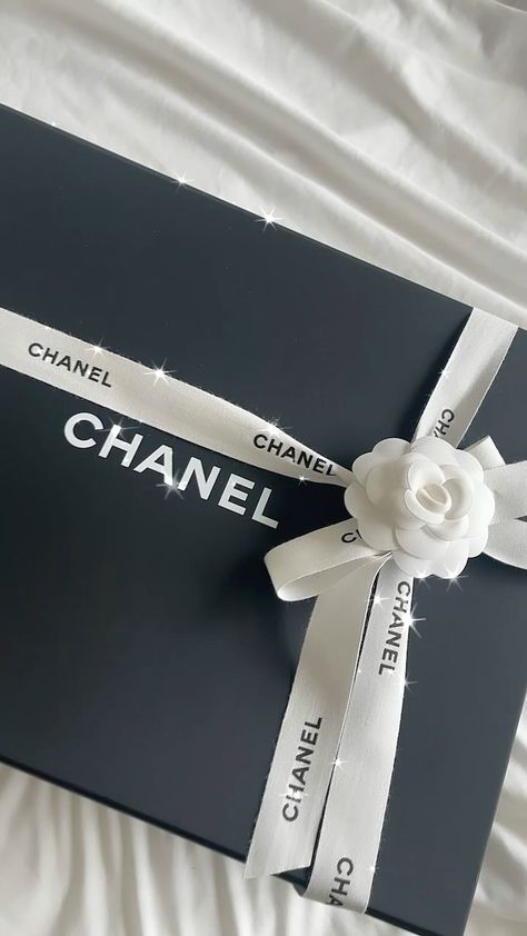 pursesandlvoe on Instagram: REVEAL: Happy Valentine’s Day! 💗 Chanel made it extra special 💗 Just a 21P beauty to make my day 💞 I’m in love 💞🤍💞🤍💞 #chanel21p… Chanel Girl, Pr Package, Chanel Party, Baking Packaging, Creative Gift Wraps, Luxury Birthday, Wall Aesthetic, Photos For Instagram, Aesthetic Shop