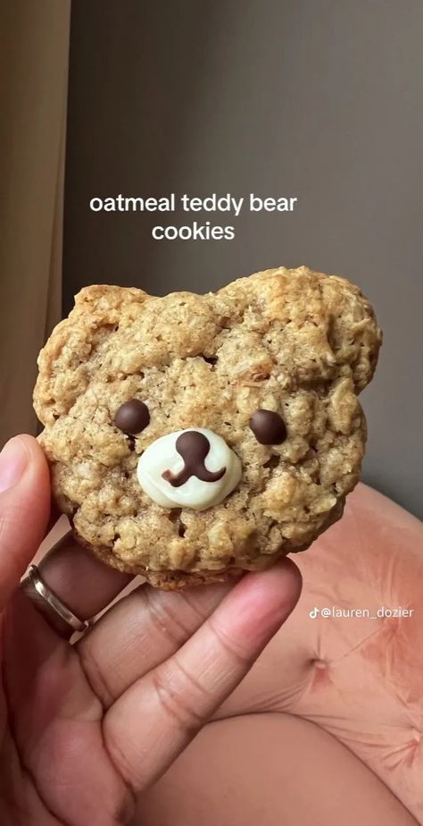 Cute Shaped Food, Bear Oatmeal Cookies, Banana Crumble Cookie, Bear Shaped Cookies, Creative Cookie Display, Chocolate Chip Cookies M&m, Types Of Cookies List, Bear Themed Desserts, Christmas Bear Cookies