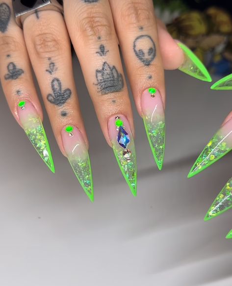 Long Stiletto Nails Designs Unique, Rave Nails, Stilleto Nails Designs, Neon Green Nails, Sunflower Nails, Halloween Acrylic Nails, Long Acrylic Nail Designs, Airbrush Nails, Green Nail Designs