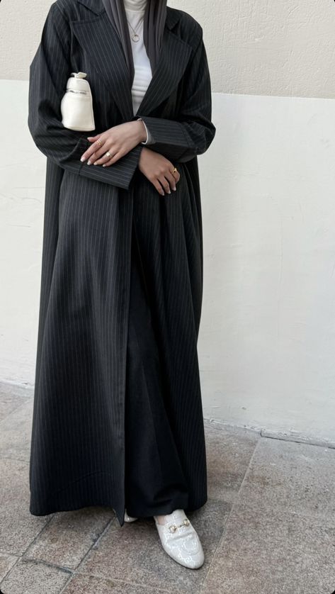 Office Abaya, Hijab Outfit Ideas Casual, Minimalist Hijab Outfit, Modern Abaya Style, Coat Abaya, Street Style Hijab, Turkish Hijab Style, Modern Abaya, Monochromatic Fashion