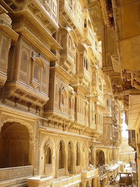 Located in India’s Thar Desert in Rajasthan, the “Golden City” of Jaisalmer gets its colour from buildings made of yellow sandstone (especially glowy at sunset). For thousands of centuries the city was an important post on camel routes from India to Central Asia to trade Indian goods and knowledge– (also through which the number zero created in India..travelled to Europe via Central Asia, as well as Baudhayana Theorem). Havelis are elaborate sandstone mansions created in ancient India. تاج محل, India Places, Building References, Thar Desert, Magic Places, Amazing India, Golden City, Goa India, Jaisalmer