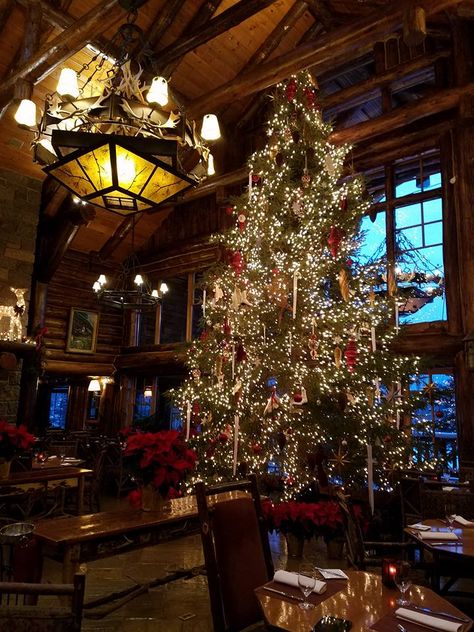 Christmas Lodge Aesthetic, Coquette Mansion, Mountain Lodge Christmas Decor Ideas, Christmas Cabins, Christmas Aesthetic Ideas, Chalet Home, Wisconsin Cabin, Lodge Aesthetic, Mountain Christmas