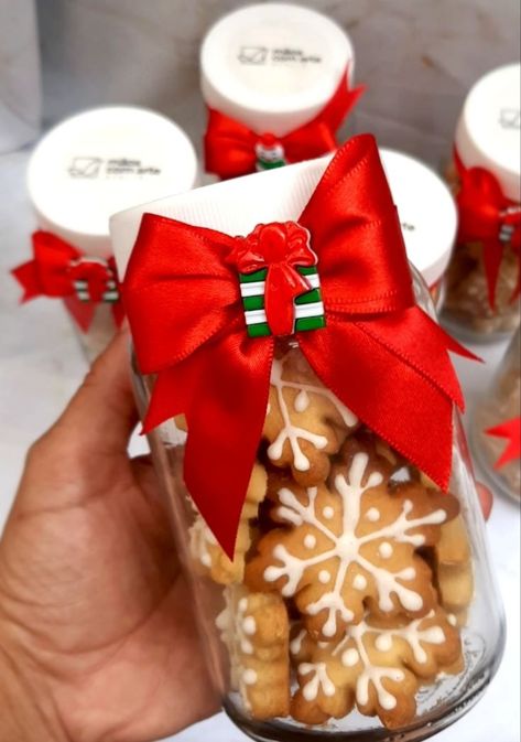 Christmas Cookie Favors, Christmas Cookie Box Ideas Food Gifts, Christmas Cookies Packaging, Diy Gift Box Template, Bake Sale Packaging, Hot Chocolate Christmas, Photos Of Men, Christmas Dessert Table, Christmas Cookie Box