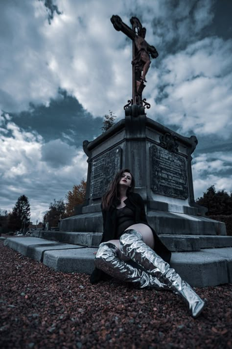 Cemetary Photoshoot Ideas, Cemetery Senior Pictures, Graveyard Photoshoot Ideas, Photoshoot Cemetery, Grave Yard Photoshoot, Cemetery Photoshoot Ideas, Goth Senior Pictures, Graveyard Shoot, Cemetery Shoot