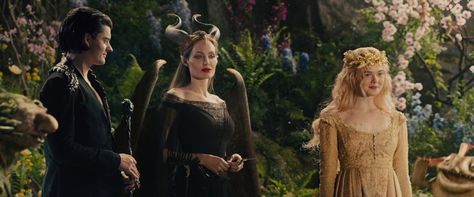 Diaval Maleficent Aurora *~❤•❦•:*´`*:•❦•❤~* Maleficent Live Action, Maleficent Aesthetic, Maleficent Angelina Jolie, Maleficent Aurora, Godmother Dress, Aurora Costume, Maleficent 2014, Maleficent 2, Angelina Jolie Maleficent