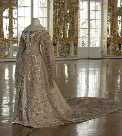 Court gown belonging to Grand Duchess Ksenia Alexandrovna, sister of Nicholas II. Photo: State Museum "Tsarskoye Selo." Via the Tsarskoye Selo State Museum-Preserve on Facebook. CLICK FOR LARGER IMAGE. Russian Court Gown, Russian Court Dress, Royalty Dresses, Xenia Alexandrovna, Court Gown, February Revolution, Court Attire, Coronation Gown, Russian Dress