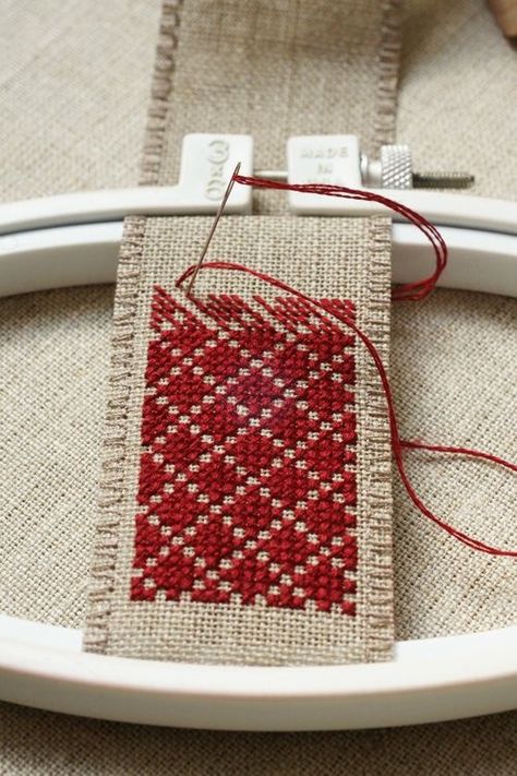 Cross Stitch Linen, Cross Stitch Table Runner, Red Bookmark, Geometric Pattern Embroidery, Pretty Cross Stitch, Spool Crafts, Cross Stitch Geometric, Sweet Water, Christmas Bookmarks