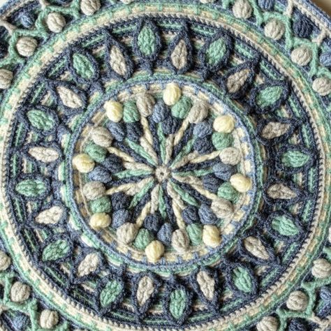 Dandelion Mandala, Overlay Crochet, Crochet Pillow Cover, Crochet Mandala Pattern, Crochet Circles, Crochet World, Crochet Square Patterns, Crochet Pillow, Granny Squares Pattern