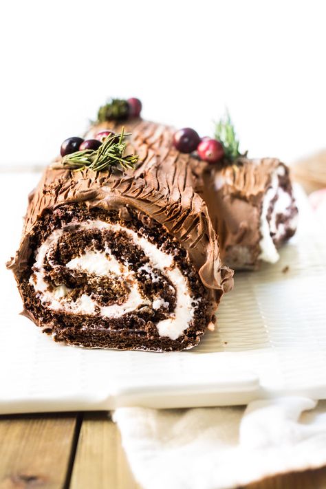 buche de noel Yule Log Cake Recipe, Chocolate Ganache Icing, Yule Log Recipe, Christmas Yule Log, Chocolate Swiss Roll, Chocolate Yule Log, Yule Log Cake, Swiss Roll Cake, Log Cake