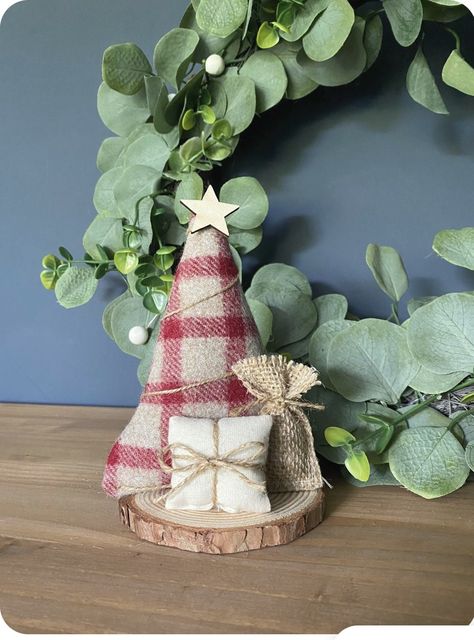 Christmas Fabric Crafts, Fabric Christmas Trees, Handmade Christmas Crafts, Christmas Tree Crafts, Christmas Card Crafts, 12 December, Gorgeous Christmas, Christmas Decorations Rustic, Christmas Ornament Crafts